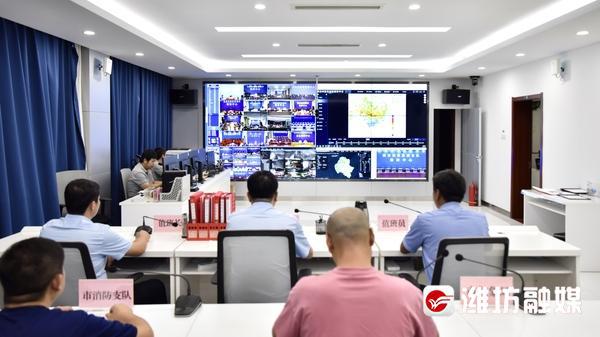 防汛常規物資中主要包含麻袋吸水膨脹袋,無紡布吸水膨脹袋,防汛沙袋,防汛噸袋,防汛編織袋,雨衣,雨靴,雨傘,彩條布,工兵鏟,十字鎬,八磅錘,應急救生包等。